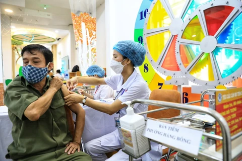 Lực lượng dân phòng quận Hoàn Kiếm tiêm vaccine phòng COVID-19. (Ảnh: Thành Đạt/TTXVN)