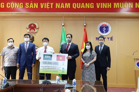 Đại diện Bộ Ngoại giao và Bộ Y tế tiếp nhận gói viện trợ y tế trị giá 500.000 USD từ Đại biện lâm thời Đại sứ quán Saudi Arabia tại Việt Nam. (Ảnh: PV/Vietnam+)