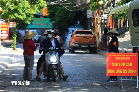 Quận Hà Đông triển khai quyết liệt công tác phòng chống dịch COVID-19 tại các chốt kiểm soát. (Ảnh: Tuấn Anh/TTXVN)