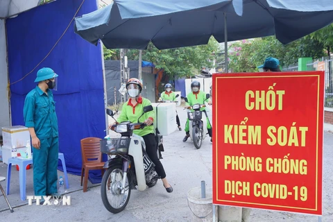 Duy trì vận chuyển bằng xe máy, đảm bảo thực phẩm thiết yếu cho người dân Thủ đô. (Ảnh: Hoàng Hiếu/TTXVN)