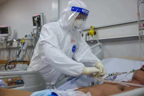 Điều trị cho bệnh nhân tại Bệnh viện Hồi sức COVID-19 Thành phố Hồ Chí Minh. (Ảnh: PV/Vietnam+)