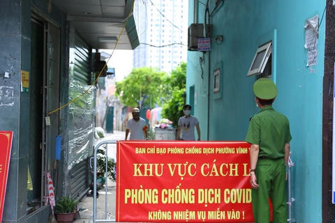 Hà Nội phong tỏa một đoạn phố Dương Văn Bé do liên quan đến ca nhiễm COVID-19. (Ảnh: Hoàng Hiếu/TTXVN)