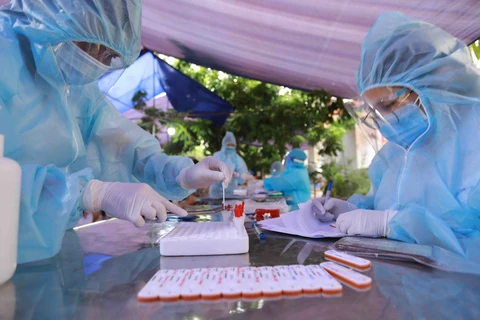 Nhân viên y tế lấy mẫu xét nghiệm COVID-19 cho người dân ở phường Tây Mỗ, quận Nam Từ Liêm, Hà Nội. (Ảnh: Vũ Sinh/TTXVN)