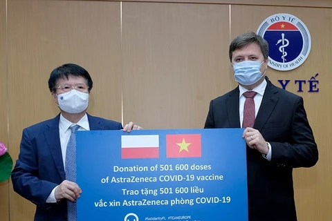 Chính phủ Ba Lan bàn giao cho Bộ Y tế 501.600 liều vaccine phòng COVID-19 AstraZeneca. (Ảnh: PV/Vietnam+)