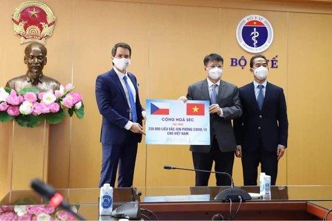 Các đại diện tại buổi lễ trao tặng 250.800 liều vaccine phòng COVID-19 AstraZeneca và Moderna do Chính phủ Cộng hòa Séc tài trợ cho Việt Nam. (Ảnh: PV/Vietnam+)