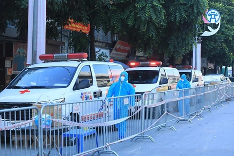 Xe chuyên dụng đưa các trường hợp đi cách ly tại Hà Nội. (Ảnh: Tuấn Anh/TTXVN)