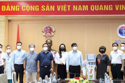 Tập đoàn TH và Ngân hàng Thương mại cổ phần Bắc Á trao tặng 34 máy thở chức năng cao. (Ảnh: PV/Vietnam+)