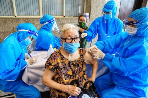 Tiêm vaccine phòng COVID-19 tại điểm tiêm Cung Văn hóa lao động hữu nghị Việt-Xô, Hà Nội. (Ảnh: Thành Đạt/TTXVN) 
