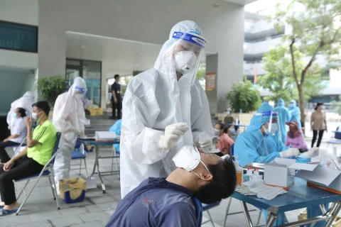 Nhân viên y tế xét nghiệm cho người dân tại Hà Nội. (Ảnh: Minh Quyết/TTXVN)