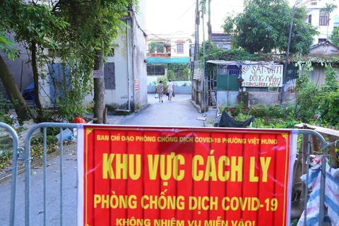 Phong tỏa tạm thời tổ 4, tổ 5 phường Việt Hưng(Hà Nội). (Ảnh: Hoàng Hiếu/TTXVN)