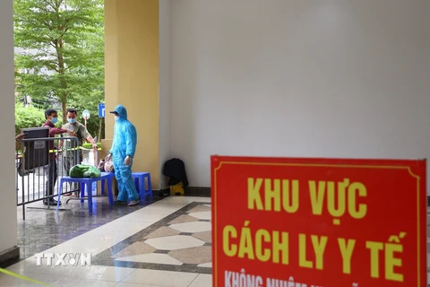 Hà Nội phong tỏa tòa nhà liên quan đến ca mắc COVID-19. (Ảnh: Hoàng Hiếu/TTXVN)