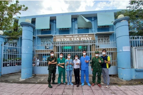 Các y bác sỹ tại khu cách ly điều trị bệnh nhân COVID-19 ở trường Trung học cơ sở Huỳnh Tấn Phát (phường Bình Thuận, Quận 7, Thành phố Hồ Chí Minh). (Ảnh: PV/Vietnam+)