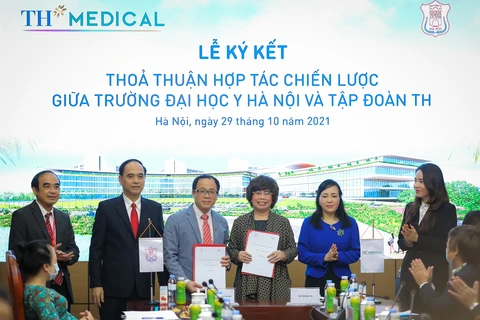 Tập đoàn TH và Trường Đại học Y Hà Nội tổ chức Lễ ký kết Thỏa thuận hợp tác chiến lược. (Ảnh: PV/Vietnam+)