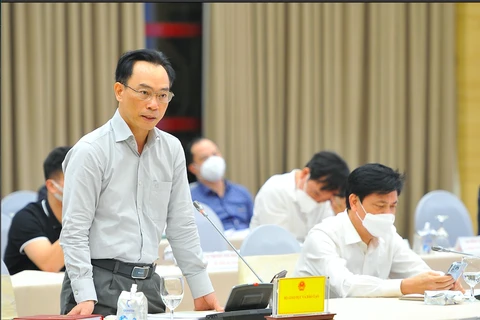 Thứ trưởng Bộ Giáo dục Hoàng Minh Sơn trả lời báo chí tại buổi họp báo. (Ảnh: Minh Đức/TTXVN)