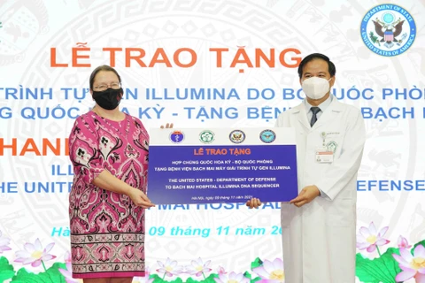 Bệnh viện Bạch Mai đón nhận 1 máy giải trình tự gene của Bộ Quốc phòng - Hợp chủng quốc Hoa Kỳ trao tặng. (Ảnh: PV/Vietnam+)