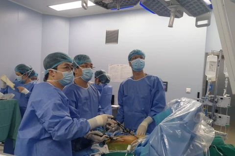Các bác sỹ thực hiện ca phẫu thuật ghép gan cho bệnh nhân. (Ảnh: PV/Vietnam+)