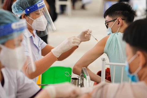 Tiêm vaccine COVID-19 cho trẻ từ 15 đến 17 tuổi các trường THPT quận Hoàng Mai. (Ảnh: Thanh Tùng/TTXVN)