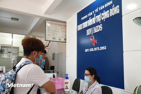 Nhân viên y tế hỗ trợ tư vấn về phòng chống HIV/AIDS. (Ảnh: T.G/Vietnam+)