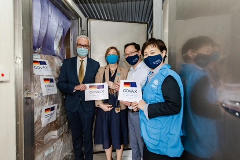 Đại diện các bên bàn giao hơn 2,5 triệu liều vaccine của Moderna cho Việt Nam. (Ảnh: PV/Vietnam+)