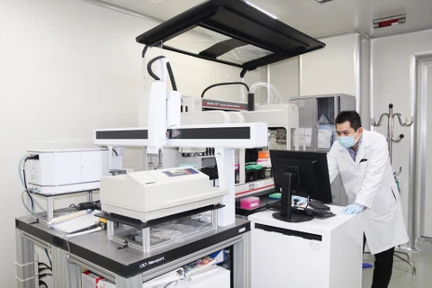 Sau khi thu thập, mẫu sinh học được đưa vào xử lý tại phòng Lab đạt chuẩn quốc tế ISO 15189. (Ảnh: PV/Vietnam+)