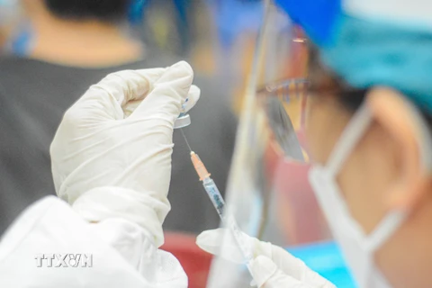 Nhân viên y tế làm công tác tiêm chủng vaccine phòng COVID-19. (Ảnh: TTXVN/Vietnam+)