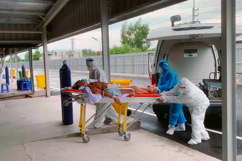 Nhân viên y tế đưa các bệnh nhân mắc COVID-19 vào cấp cứu. (Ảnh: PV/Vietnam+)