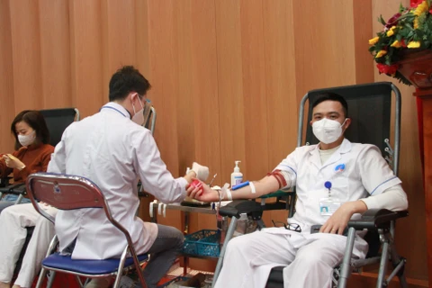 Y bác sỹ Bệnh viện hữu Nghị đã tham gia hiến máu tình nguyện. (Ảnh: PV/Vietnam+)