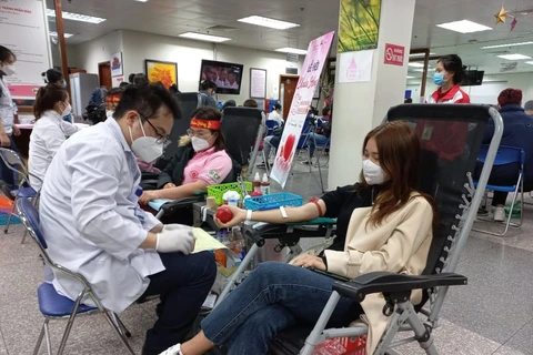 Nhiều người tham gia hiến máu tại Lễ hội Xuân hồng. ( Ảnh: T.G/Vietnam+)
