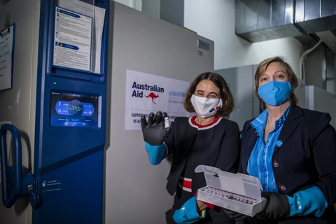 Đại sứ Robyn Mudie và Trưởng Đại diện UNICEF Rana Flowers tham quan lô vaccine Pfizer do Australia tài trợ được vận chuyển tới Việt Nam. (Ảnh: PV/Vietnam+)