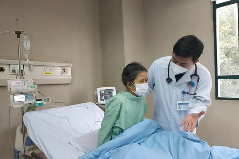 Bác sỹ tại Bệnh viện Hữu nghị theo dõi sức khỏe cho một bệnh nhân. (Ảnh: PV/Vietnam+)