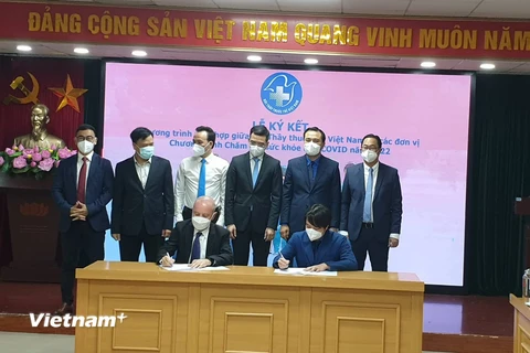 Hội Thầy thuốc trẻ Việt Nam tổ chức lễ ký kết chương trình phối hợp chăm sóc sức khỏe hậu COVID-19. (Ảnh: PV/Vietnam+)