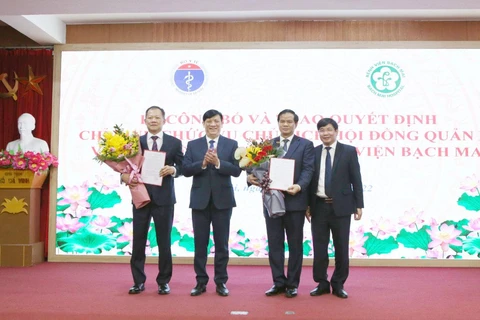 Bộ trưởng Bộ Y tế Nguyễn Thanh Long trao quyết định bổ nhiệm Giám đốc và chỉ định Chủ tịch Hội đồng quản lý Bệnh viện Bạch Mai. (Ảnh: PV/Vietnam+)