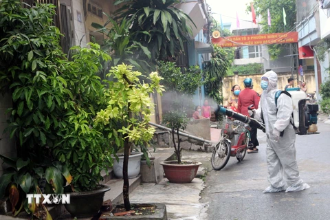 Tổ chức phun hóa chất diệt muỗi tại khu vực có ổ dịch sốt xuất huyết. (Ảnh: Nguyễn Chinh/TTXVN)
