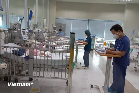 Bác sỹ theo dõi sức khoẻ trẻ em điều trị tại Bệnh viện Nhi Trung ương. (Ảnh minh họa: PV/Vietnam+)
