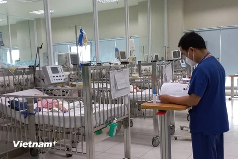 Điều trị cho trẻ nhi tại Bệnh viện Nhi Trung ương. (Ảnh minh họa: PV/Vietnam+)