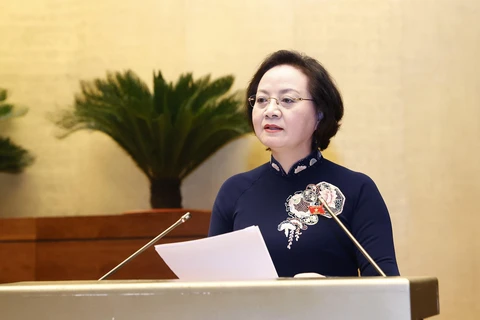 Bộ trưởng Bộ Nội vụ Phạm Thị Thanh Trà trình bày Tờ trình dự án Luật Thực hiện dân chủ ở cơ sở. (Ảnh: Doãn Tấn/TTXVN)