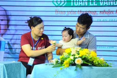Gia đình Nguyễn Thị Lan, anh Nguyễn Văn Tám hạnh phúc bên em bé mới sinh. (Ảnh: PV/Vietnam+)