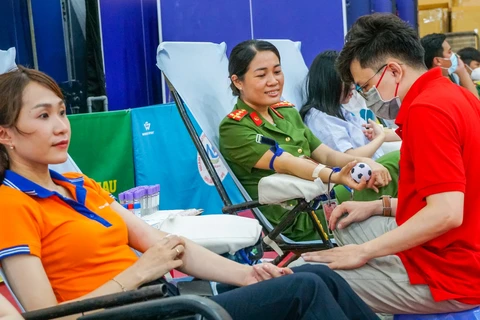 Người dân tham gia hiến máu nhân đạo trong chương trình Hành trình Đỏ lần thứ 10 tại Cà Mau. (Ảnh: PV/Vietnam+)