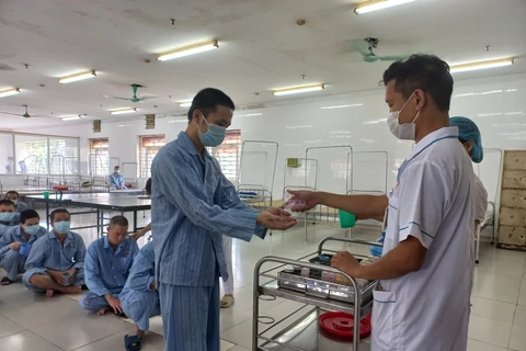Bác sỹ phát và theo dõi bệnh nhân uống thuốc tại Bệnh viện Tâm thần Trung ương I. (Ảnh: T.G/Vietnam+)