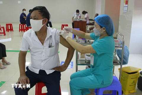 Đẩy nhanh tiến độ tiêm vaccine phòng COVID-19 mũi 4 cho người dân. (Ảnh: Hải Yến/TTXVN)