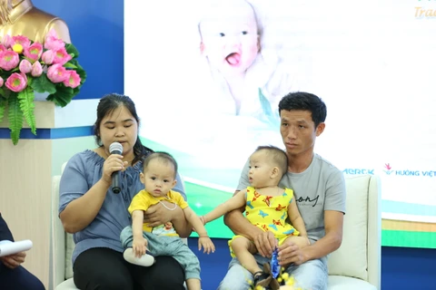 Gia đình chị Nông Thị Quỳnh chia sẻ về hành trình có con. (Ảnh: PV/Vietnam+)