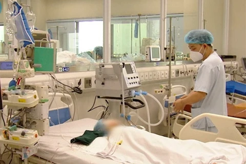 Chăm sóc cho bệnh nhân tại Bệnh viện Nhi Trung ương. (Ảnh: PV/Vietnam+)