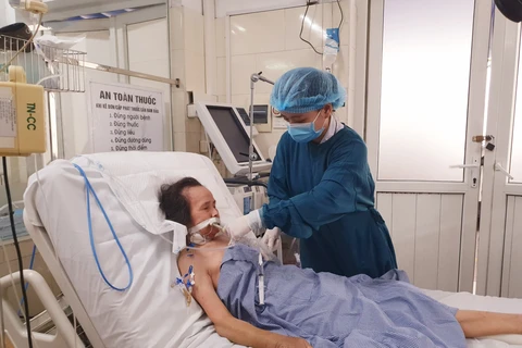 Nhân viên y tế chăm sóc cho bệnh nhân sốt mò đang điều trị tại Trung tâm. (Ảnh: PV/Vietnam+)