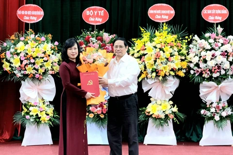 Thủ tướng Chính phủ trao Quyết định giao Quyền Bộ trưởng Bộ Y tế cho bà Đào Hồng Lan. (Ảnh: PV/Vietnam+)