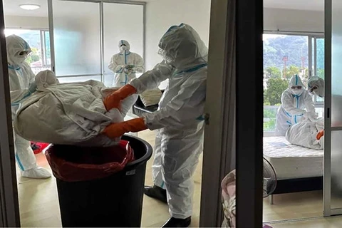 Nhân viên y tế bệnh dọn dẹp phòng của ca bệnh đậu khỉ đầu tiên ở Phuket hồi giữa tháng 7. (Nguồn: bangkokpost.com)