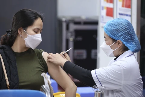Tiêm phòng vaccine phòng COVID-19 cho người dân. (Ảnh: PV/Vietnam+)