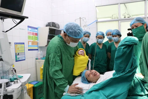 Ngày 8/8, sản phụ sinh bé gái nặng 2,8kg trong niềm vui của các y bác sỹ và gia đình. (Ảnh: PV/Vietnam+)