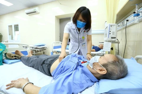 Bác sỹ thăm khám cho người cao tuổi. (Ảnh: TTXVN/Vietnam+)