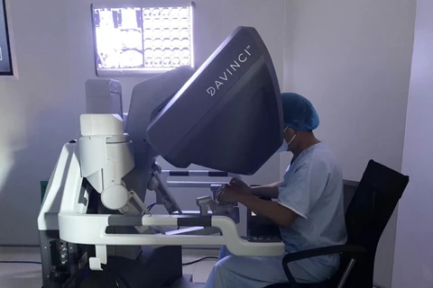Ca phẫu thuật được thực hiện bằng hệ thống Robot Davinci thế hệ Xi hiện đại. (Ảnh: PV/Vietnam+)