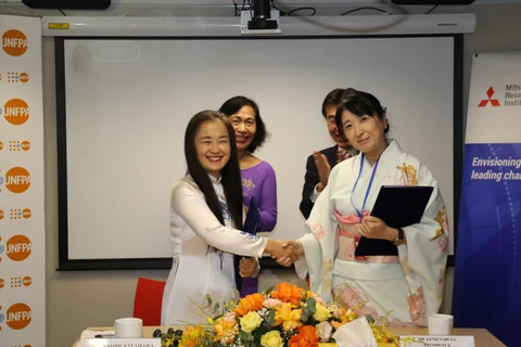 Đại diện Quỹ Dân số Liên Hợp Quốc tại Việt Nam và Viện Nghiên cứu Mitsubishi của Nhật Bản ký kết thỏa thuận. (Ảnh: PV/Vietnam+)